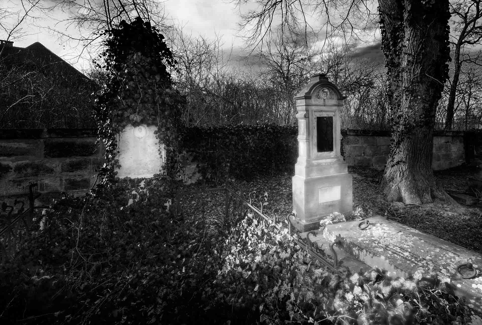 Černobílý tajemný hřbitov